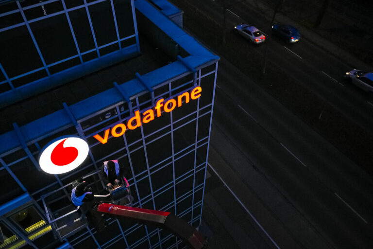 Die ehemalige Unitymedia Zentrale in Koeln ziert jetzt auch das Vodafone Logo 2